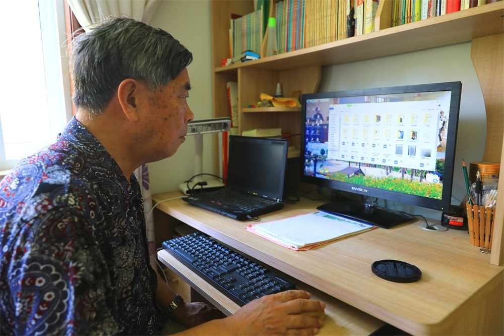 徐老在自家的书房里。