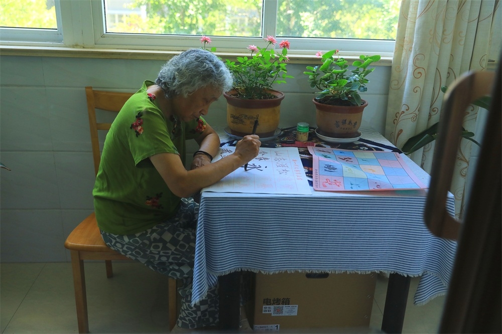 徐老的爱人在练书法