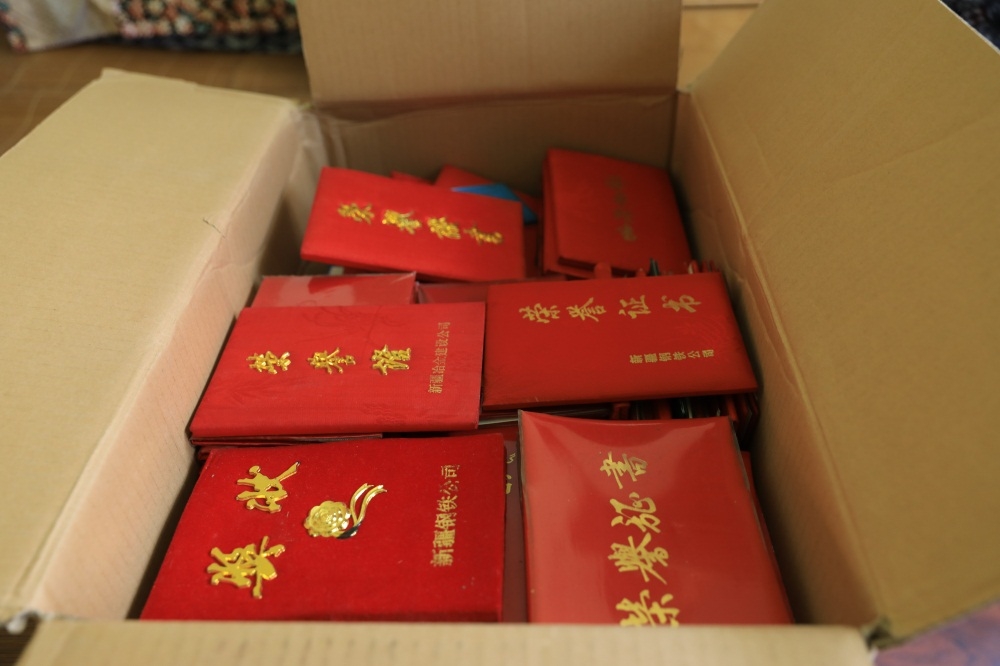 徐老工作期间获得的荣誉证书装满了整整一箱。