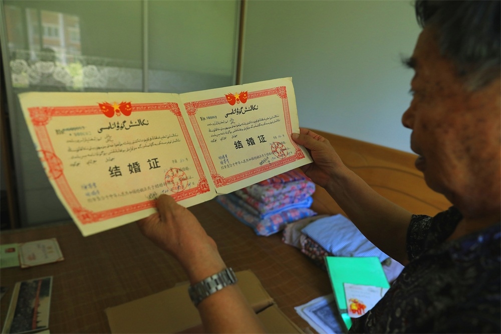 1966年9月29日徐老在新疆领取的结婚证书。