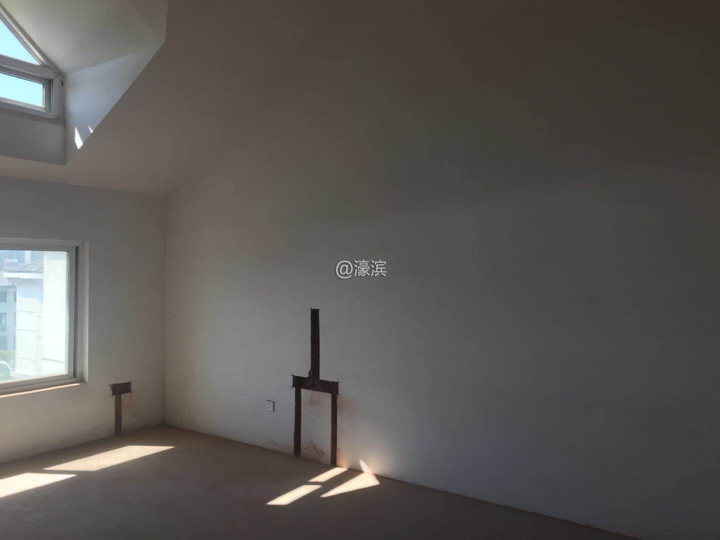 放电动投影幕布的客厅墙