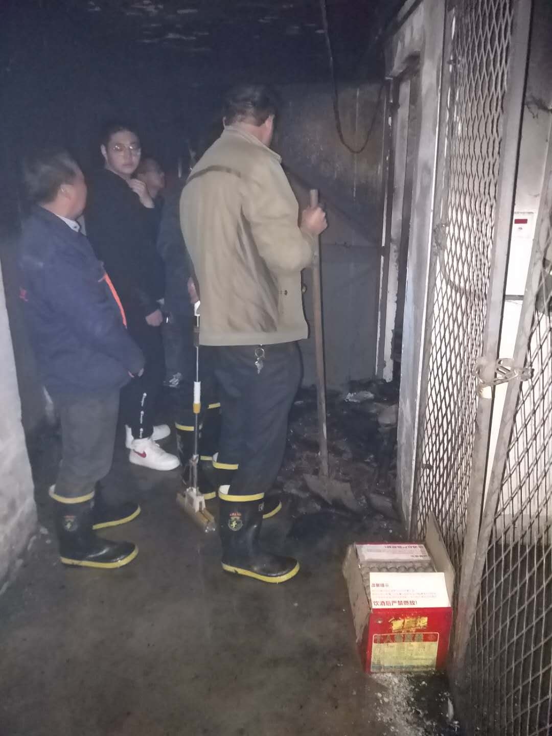 灭火后配合清理