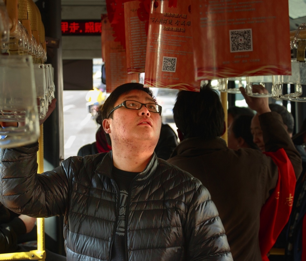 2017年元宵节市民在公交车上猜灯谜