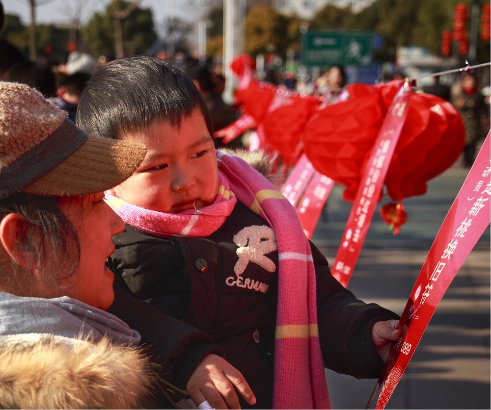 2017年元宵节市民在环西文化广场猜灯谜
