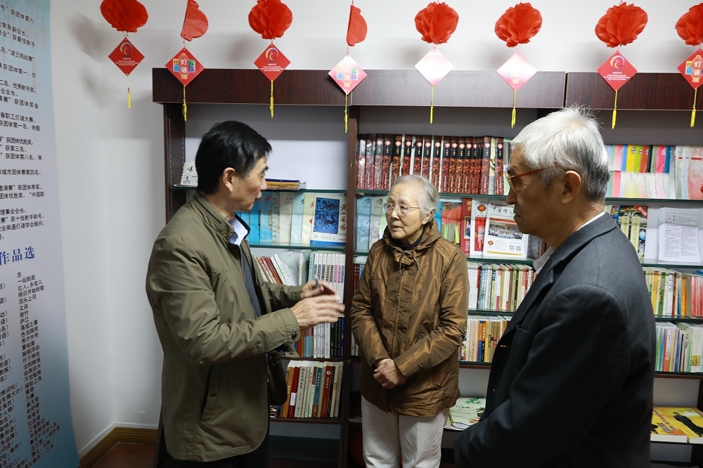 朱建铭在工作室和谜友交流