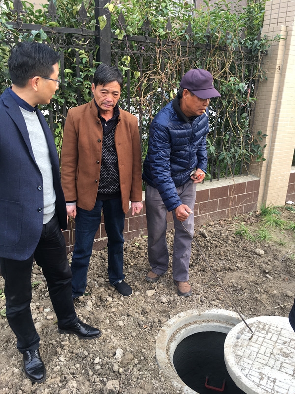 康鸿物业管理有限公司主任胡万龙陪同一行人查看污水管网_副本.jpg