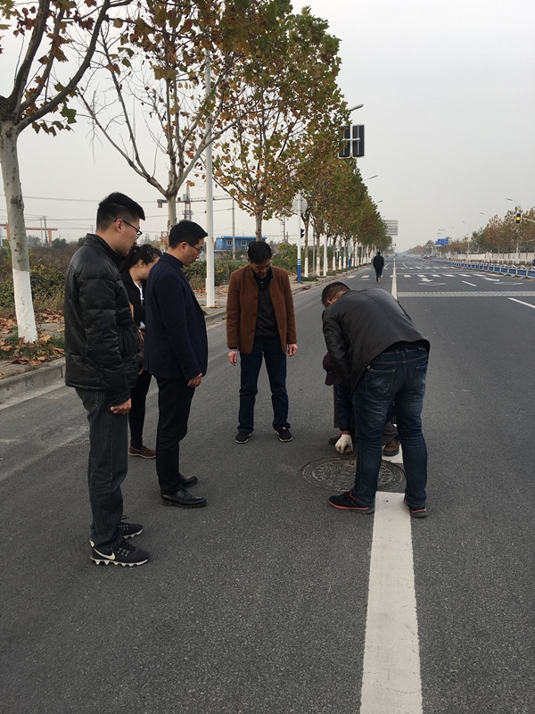 一行人至秦通路查看污水管网_副本.jpg