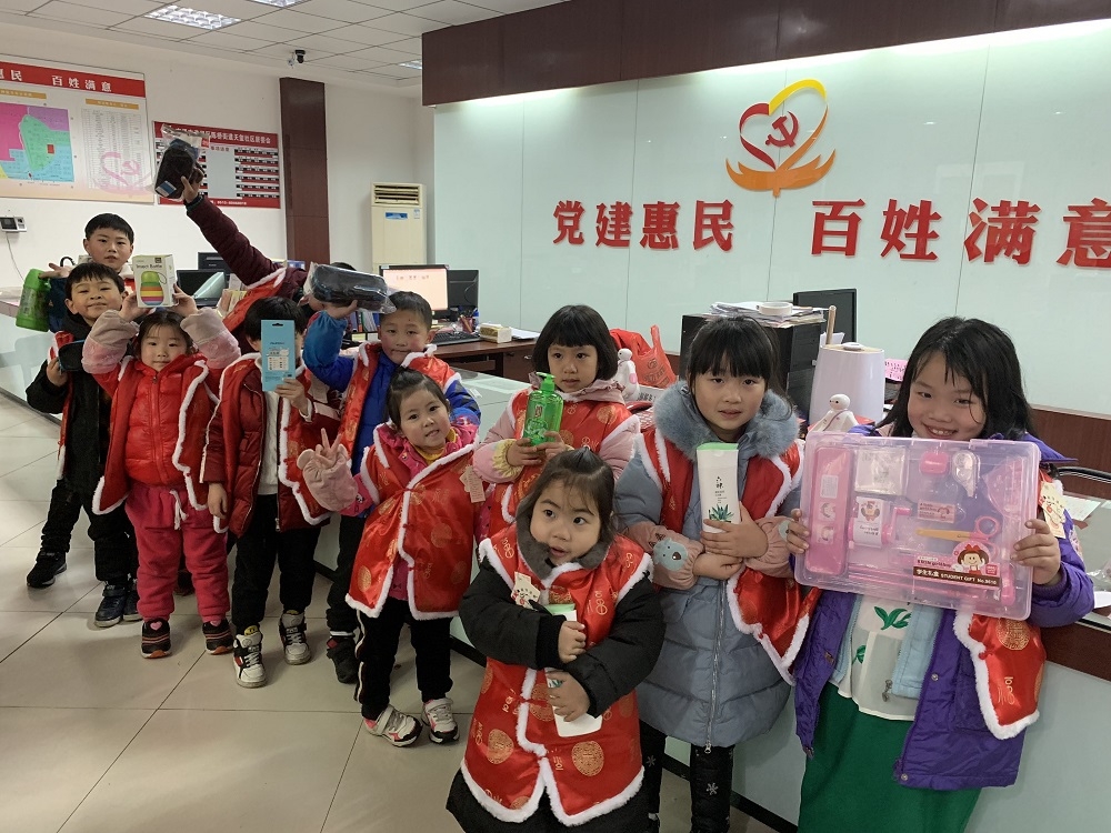 萌娃送福，欢乐迎新春 (2).jpg