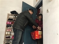 村干部结对慰问 (2).jpg