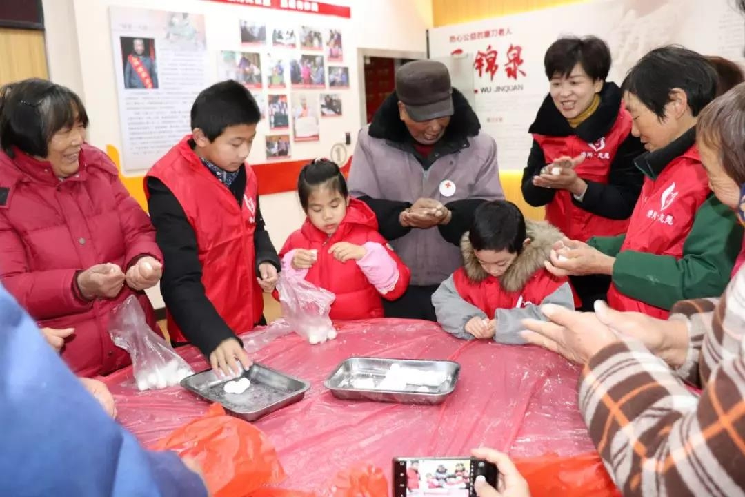 优秀共  产 党员、“磨刀老人”吴锦泉和五星村的党员志愿者、网格长一起搓汤圆