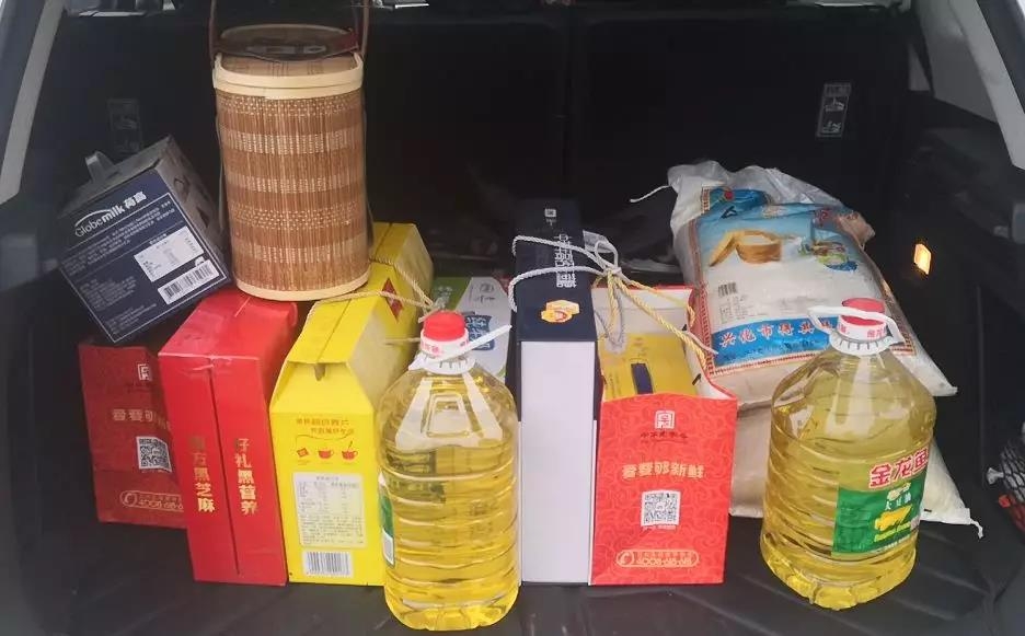 志愿者拉来的锦泉老人捐赠的春节物资