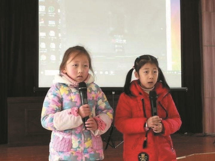 孩子们给爸妈唱“情歌”。