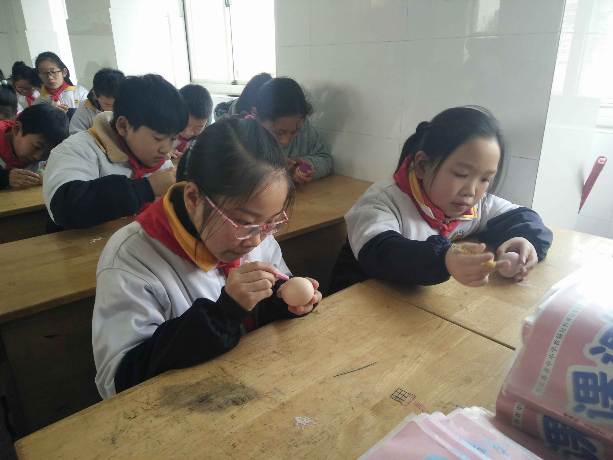孩子们神情专注地描绘鸡蛋
