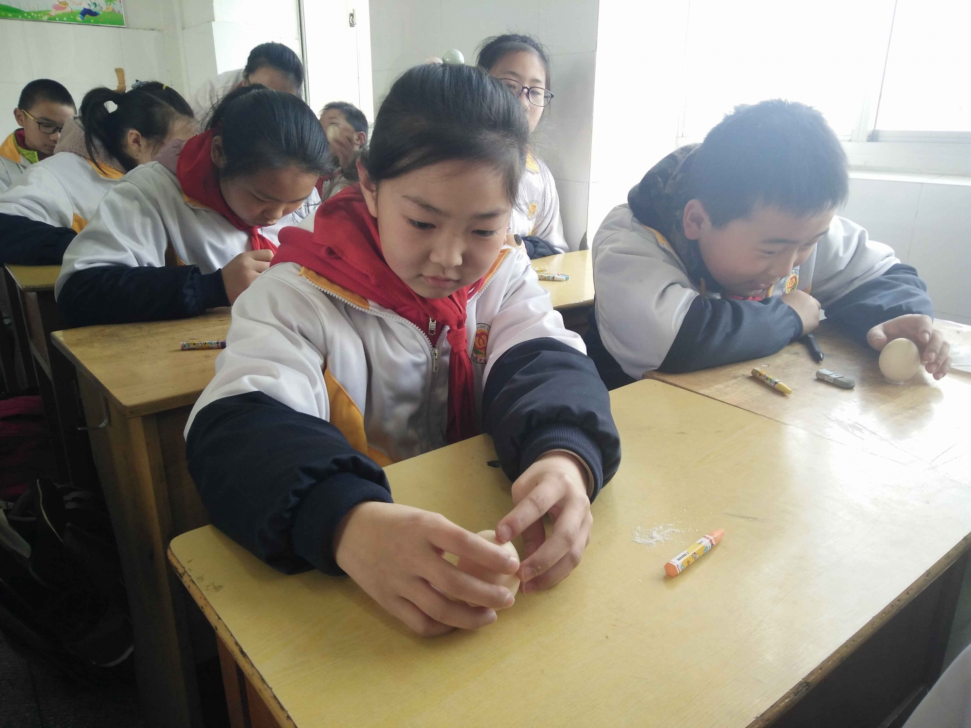 孩子们全神贯注地竖鸡蛋