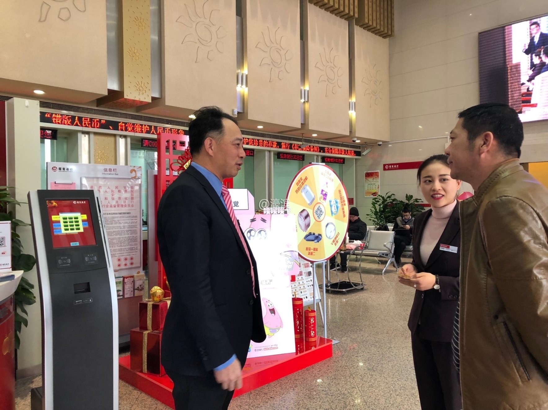 3月15日分行一把手值大堂，亲切询问客户需求.JPG