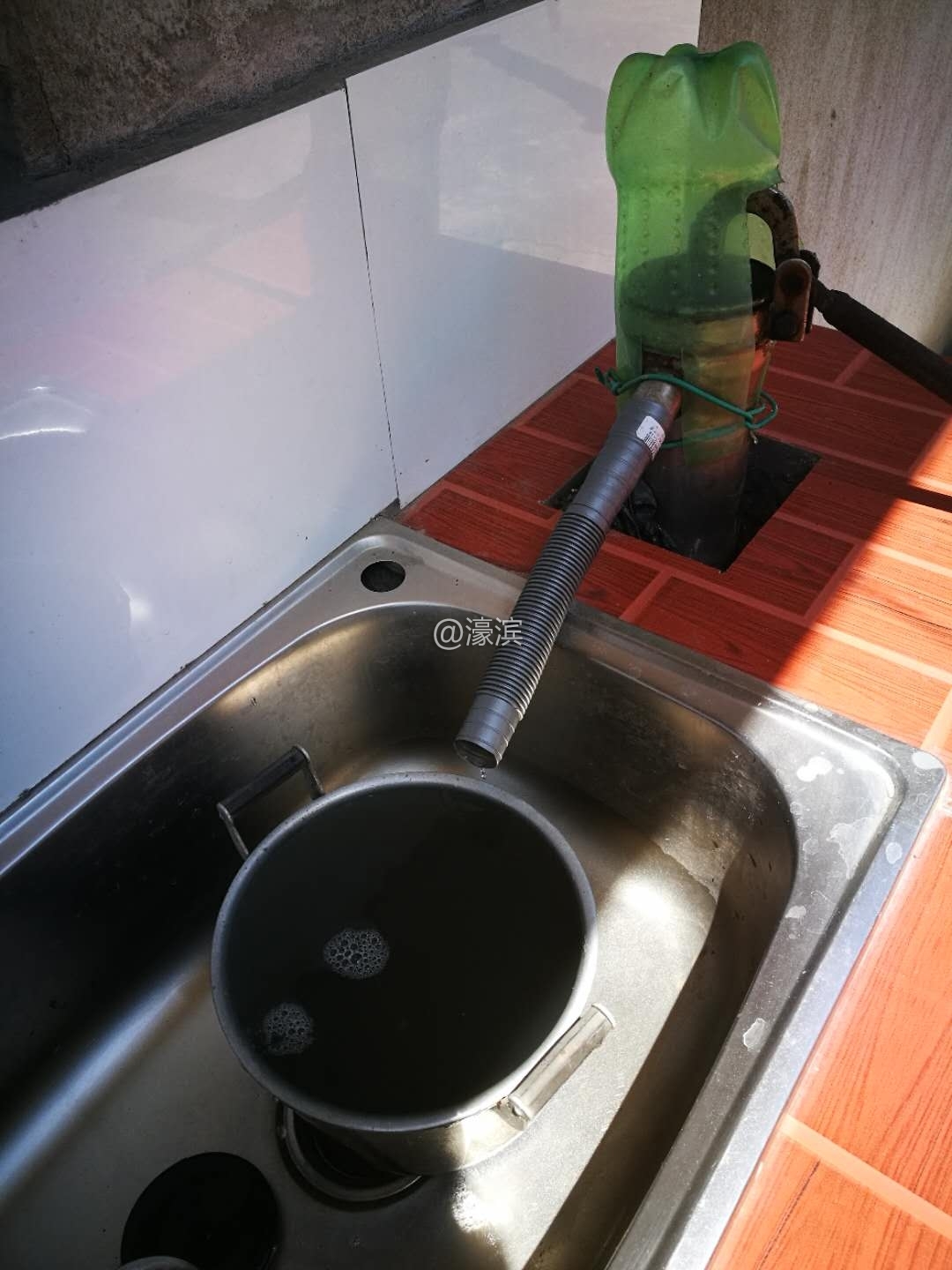 井水黑呼呼+猪粪味道02