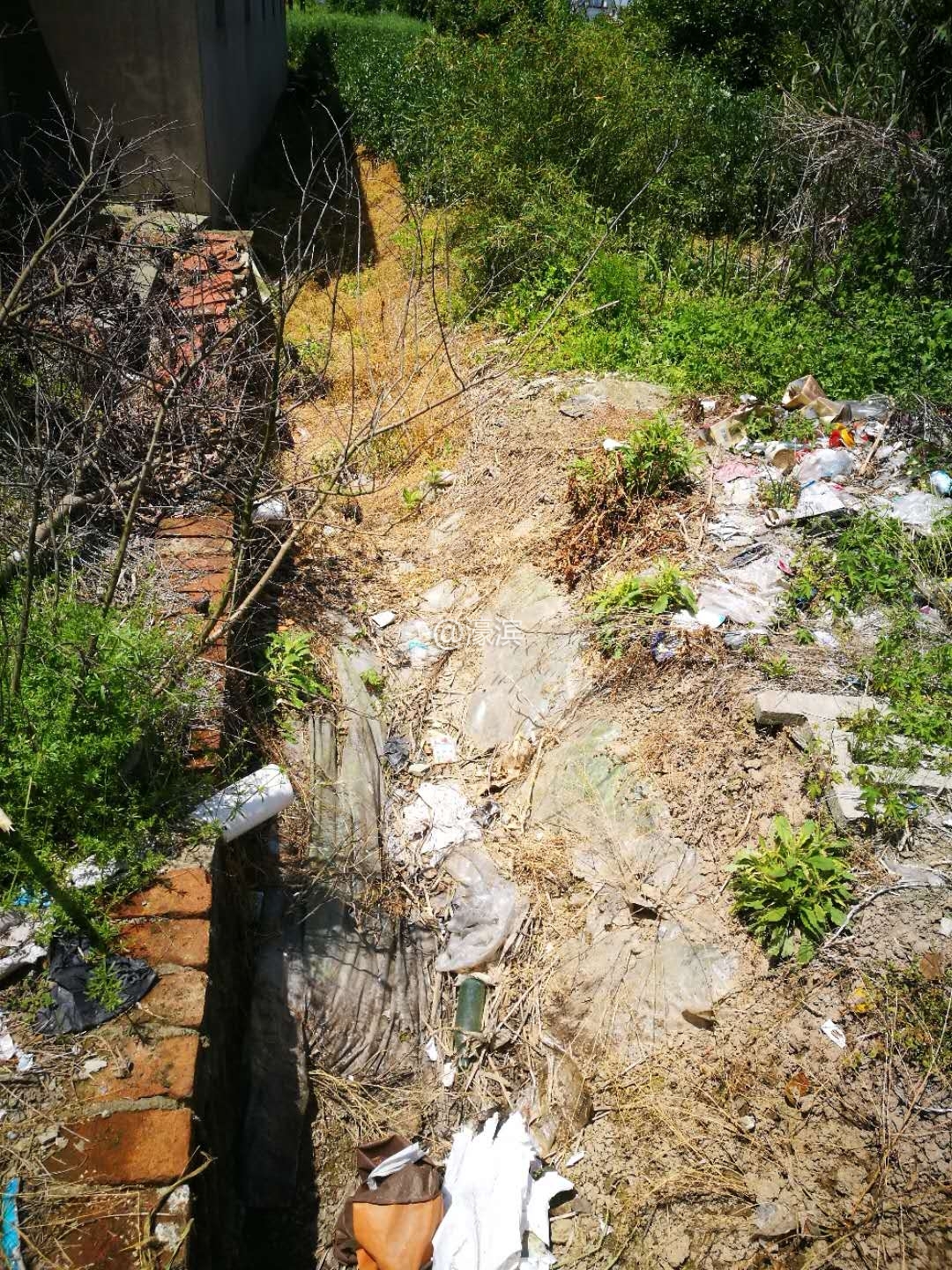 土质农田水渠04（塑料布是堵漏作用，此处已坍塌）