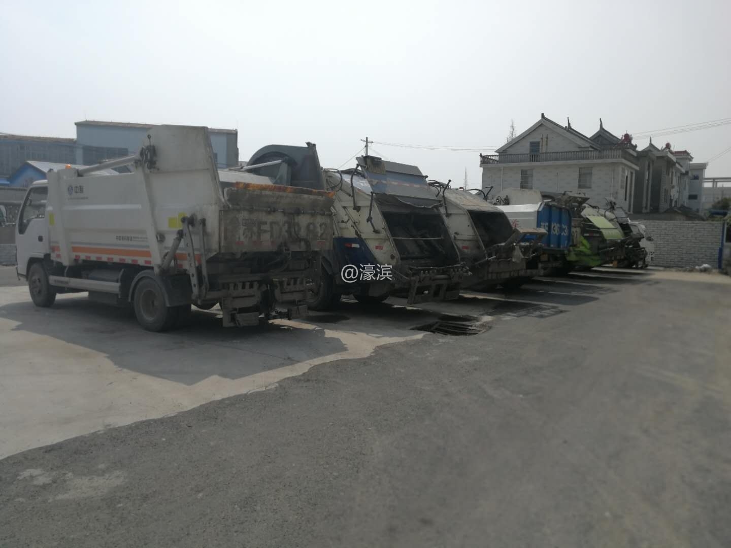 围墙里面的垃圾清运车