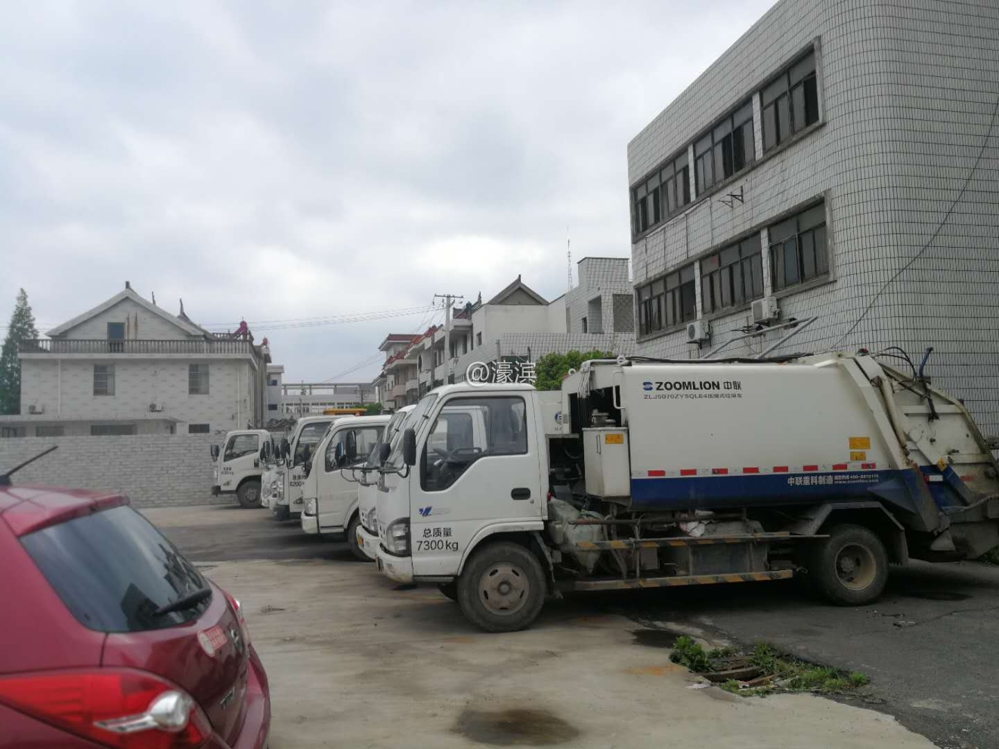 围墙里面的垃圾清运车