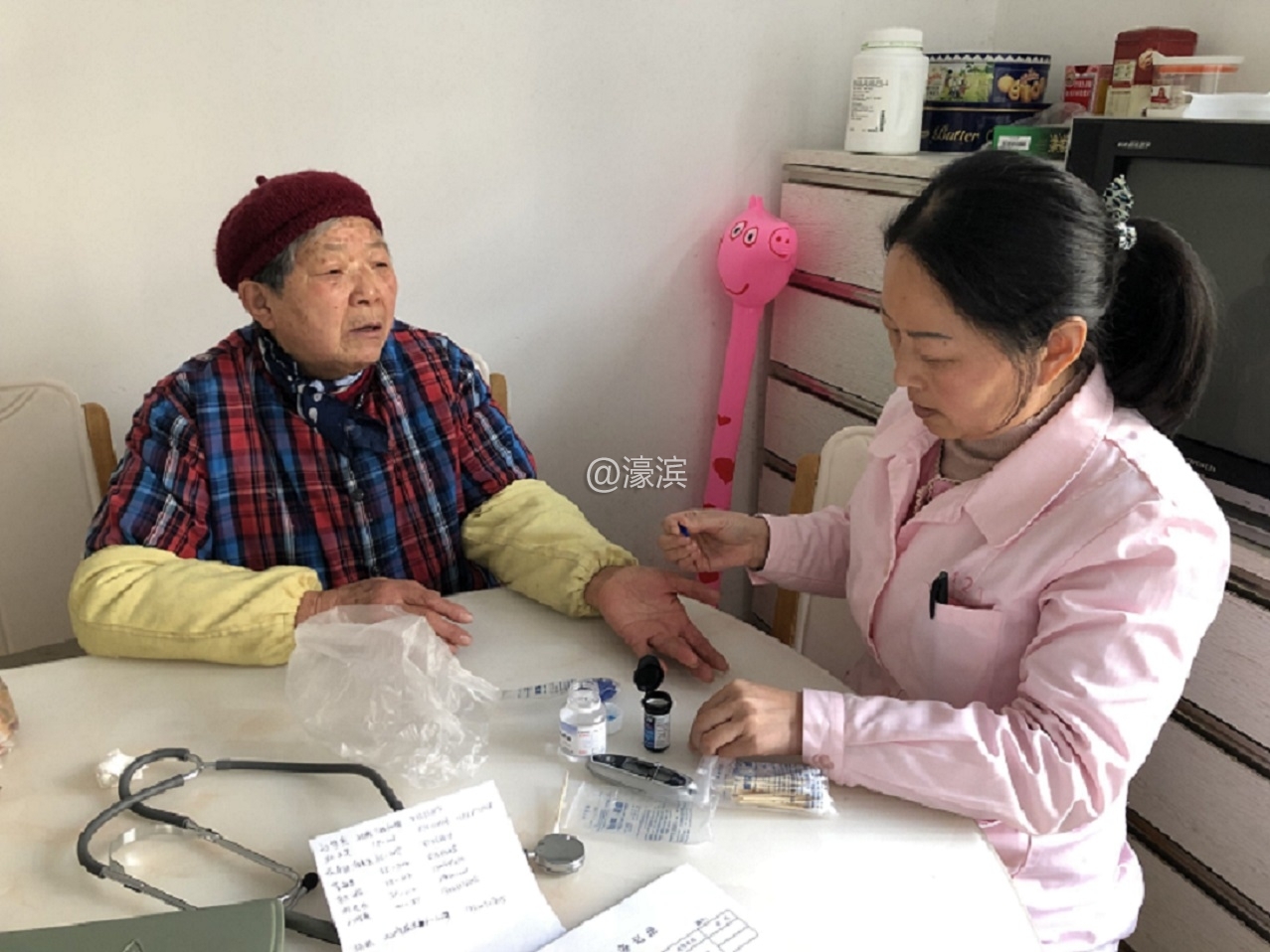 社区医生走进居民家中，为居民提供免费的测血糖、量血压服务.jpg