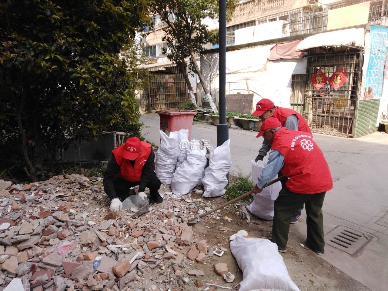 党员志愿者清理建筑垃圾维护小区环境.jpg