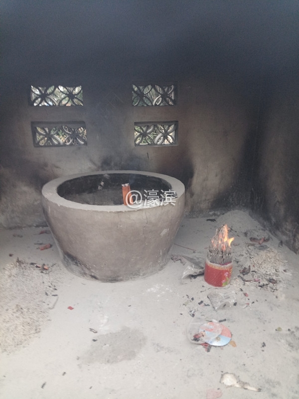 御龙湾1期河东1，龙游河边焚烧的斗香2.jpg