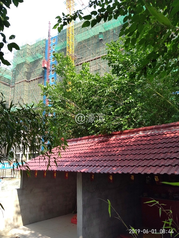 御龙湾3期围墙隔壁1.jpg