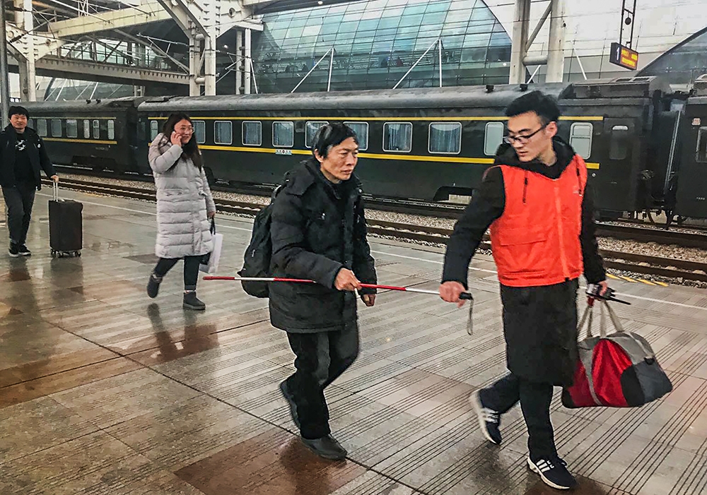 站台红马夹  爱心伴你行.jpg