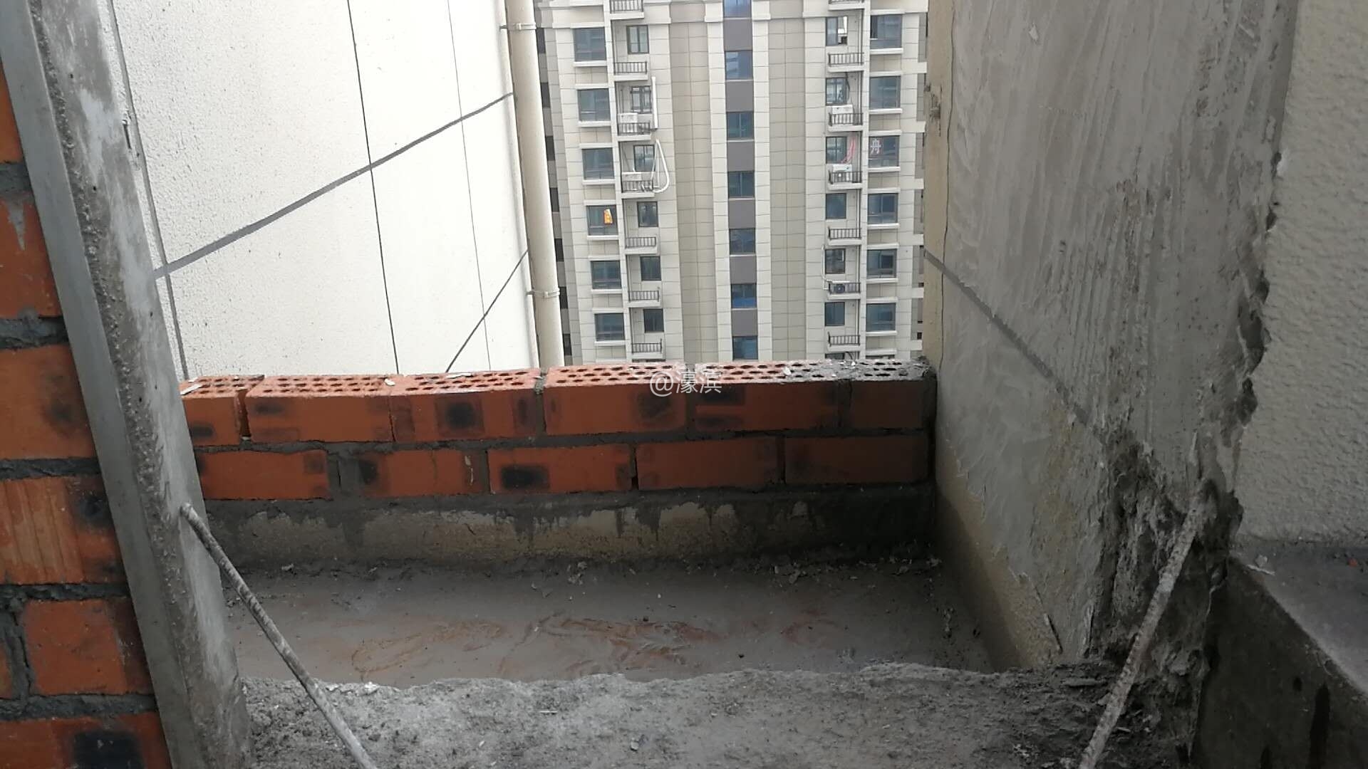 西阳台两侧砌墙