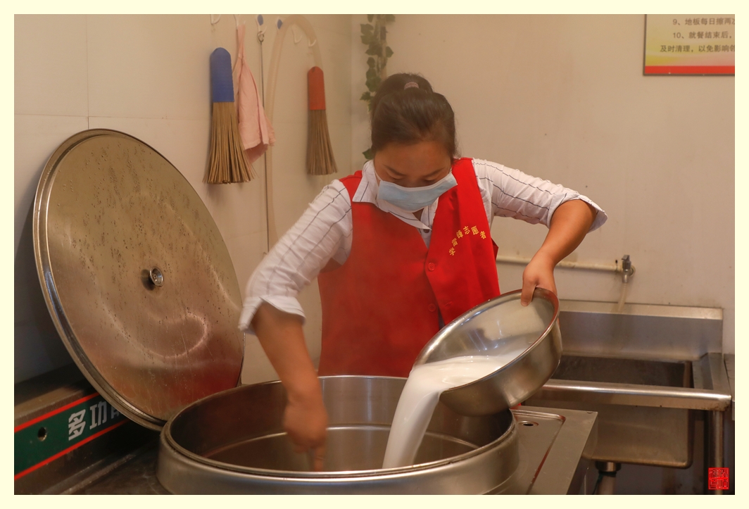 凌晨4点，当人们还沉浸在甜蜜的睡梦中，志愿者就忙着煮粥。