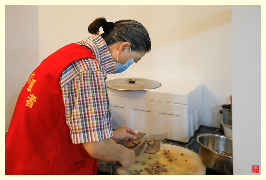 志愿者在准备酱菜。