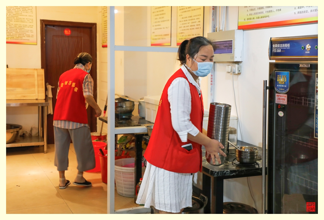 志愿者在整理碗筷。