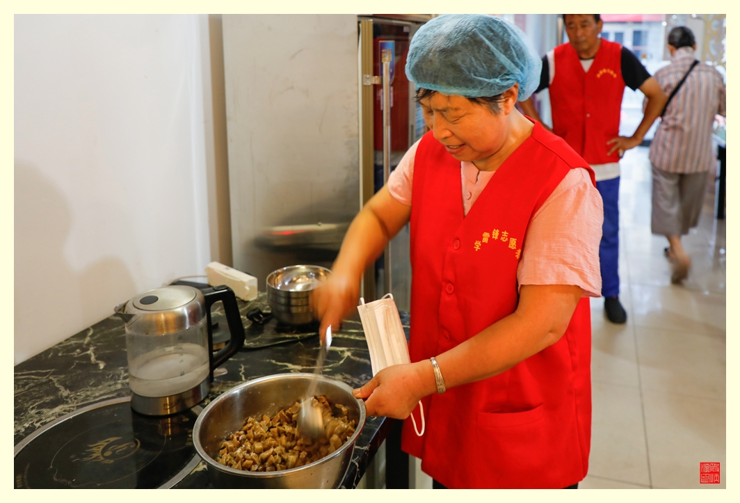 志愿者在精心调制酱菜。