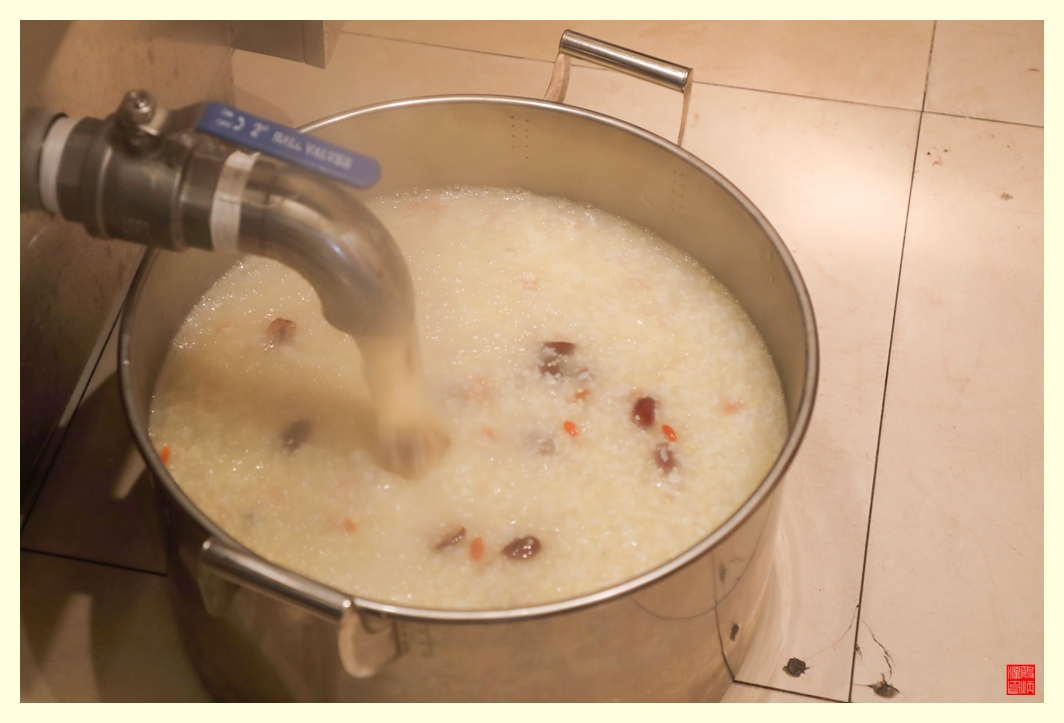 热气腾腾、营养丰富的爱心粥煮好了。