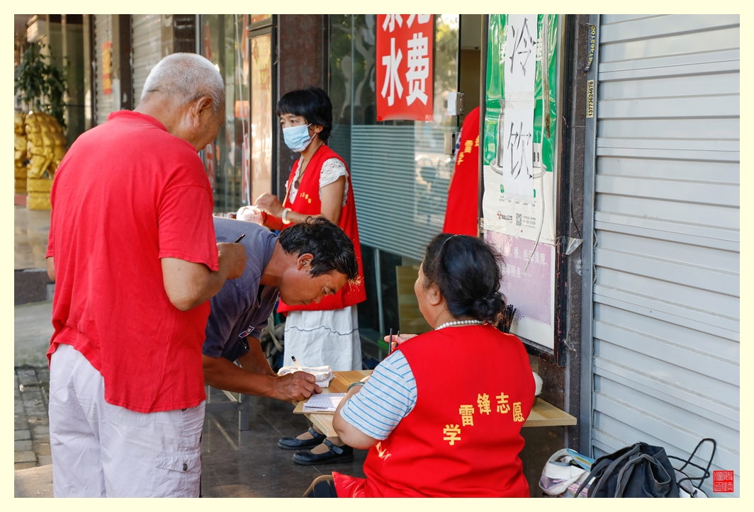 每个就餐人都会自觉进行登记。