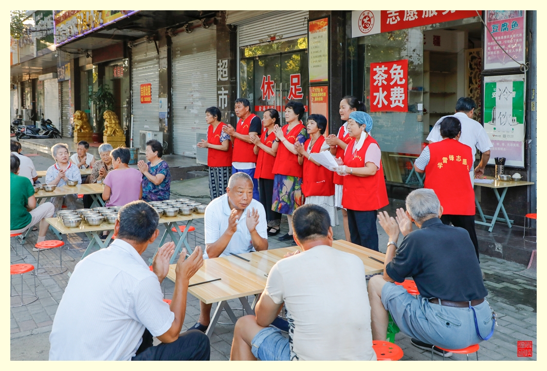 志愿者带领大家唱着“学习雷锋好榜样”的歌。