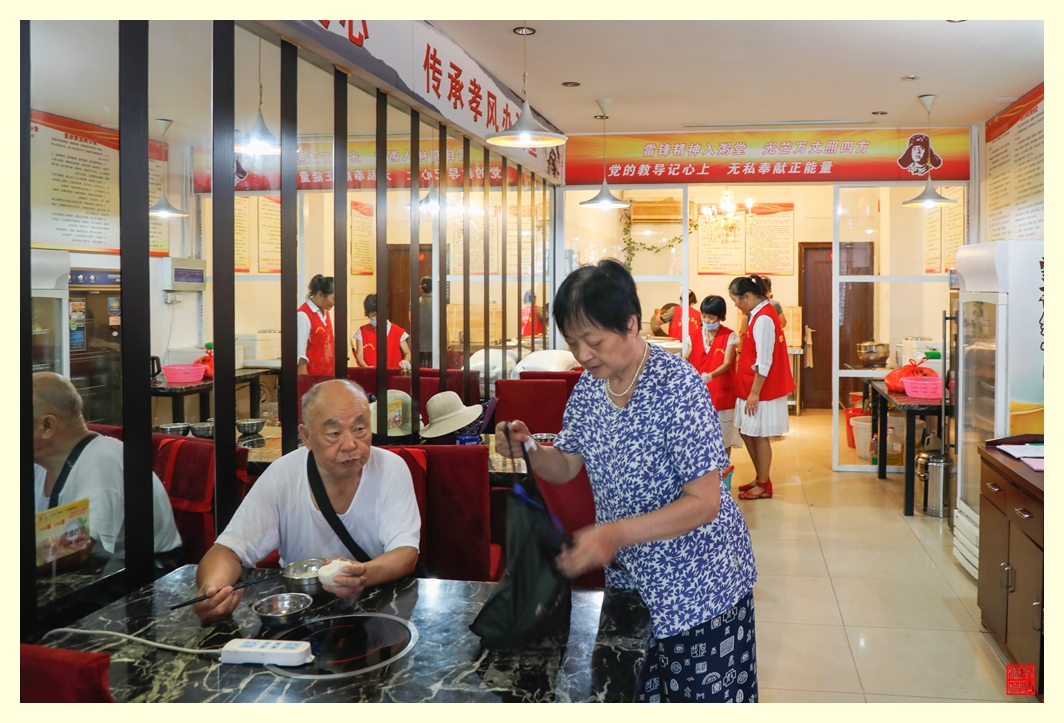 学雷锋志愿者就这样每天无私奉献着、去追求自己心中的梦......。