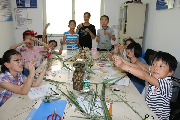 2017.7.18传承民间工艺 棕编走进社区_副本.jpg