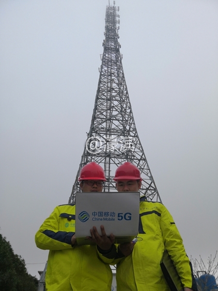 施工人员在铁塔下进行5G网络调测.jpg