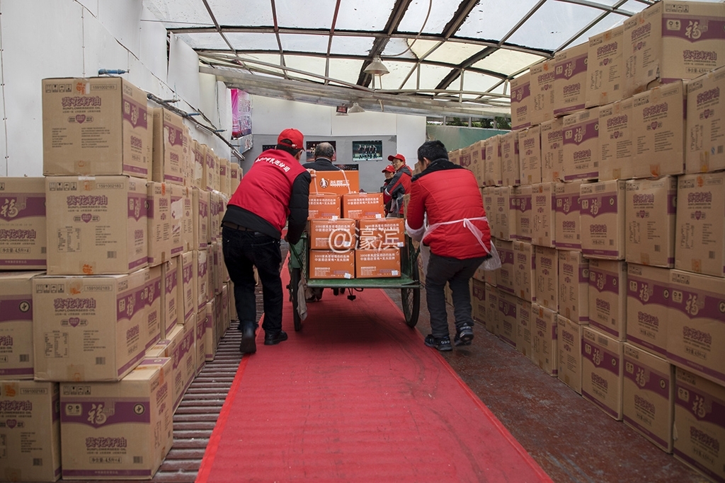 将物资运往地下室分装现场