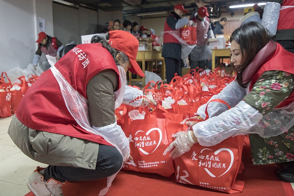 认真清点装袋好的物资