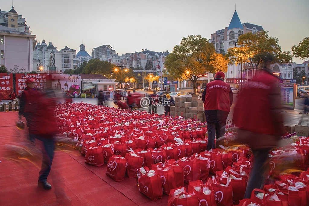 次日早晨，天还没亮广场上已见志愿者们忙碌的身影