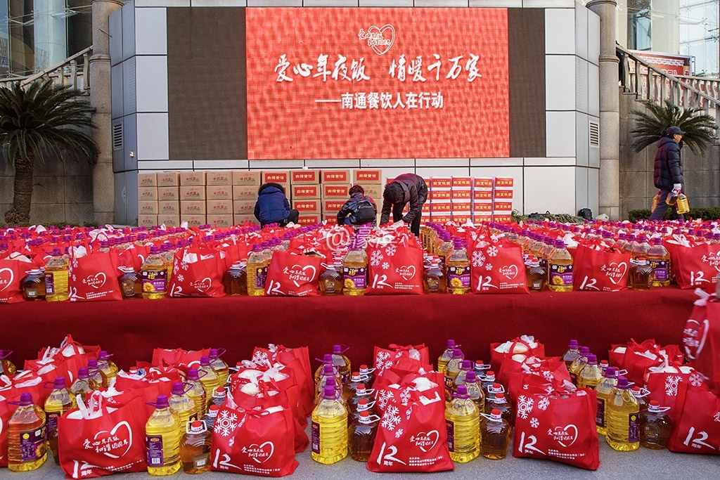 将一份份爱心年夜饭排放整齐