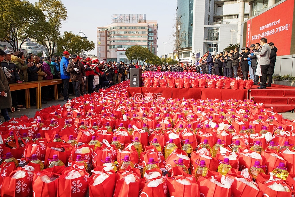 捐赠活动即将开始，有关人员到达现场
