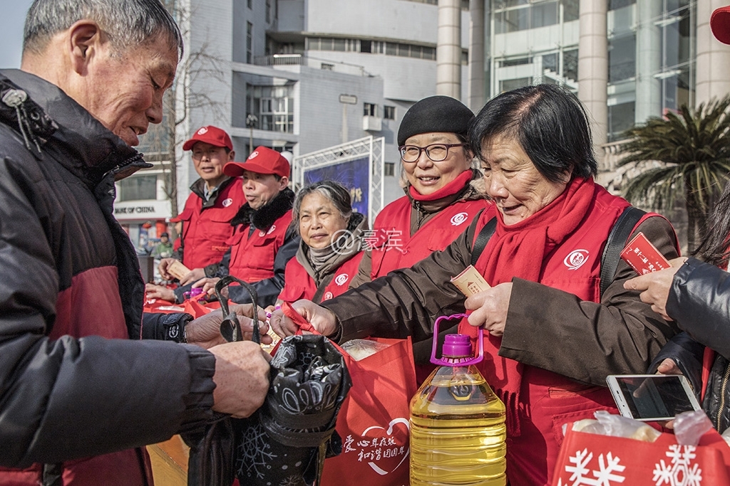 将爱心年夜饭送到受助群众手中