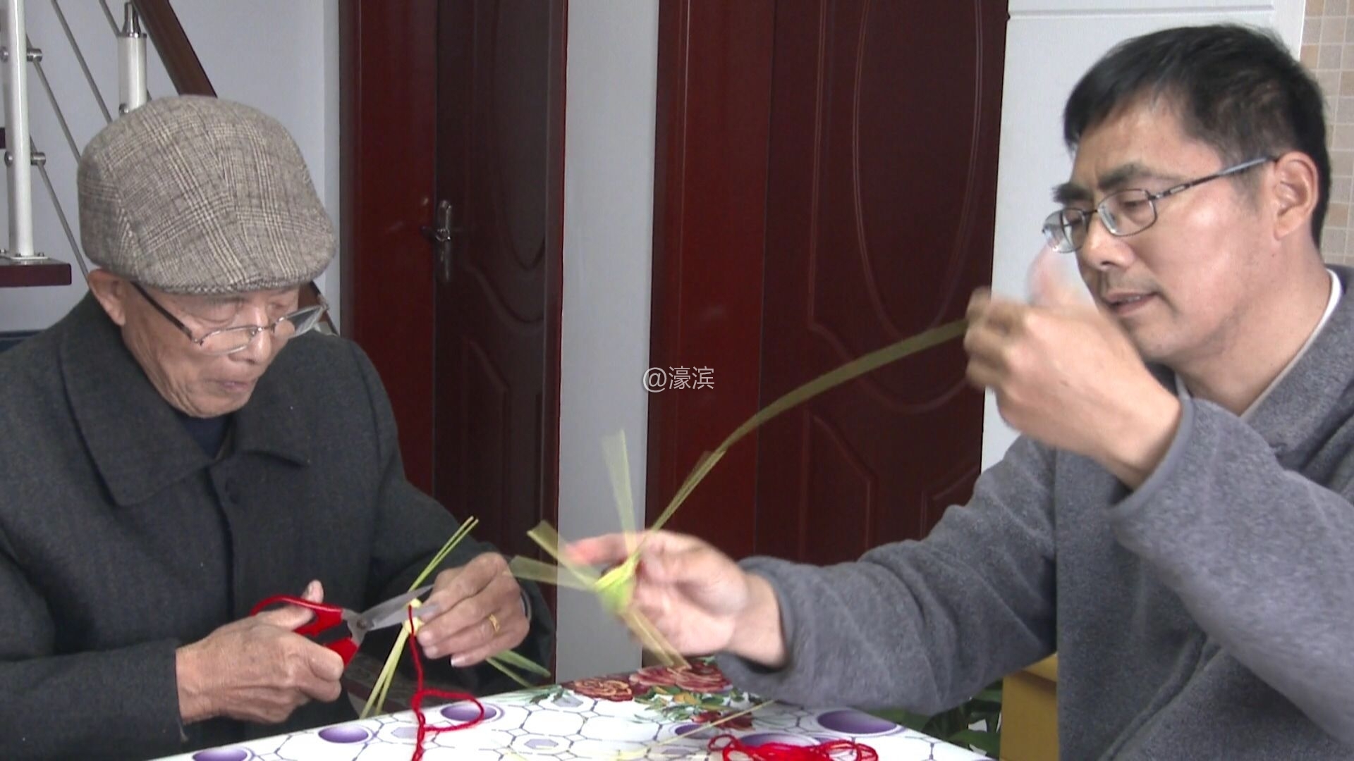 周永乐周锡林父子切磋棕编技艺.jpg