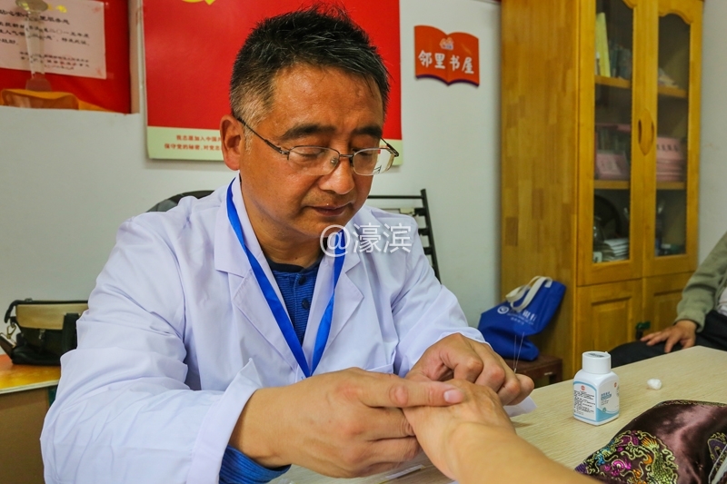 姚建荣医生针灸推拿义诊 (7).jpg