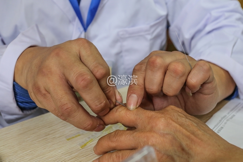 姚建荣医生针灸推拿义诊 (8).jpg