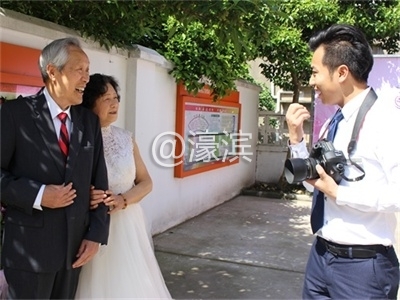 让“妈妈”像花儿一样 定格家庭幸福瞬间2.JPG