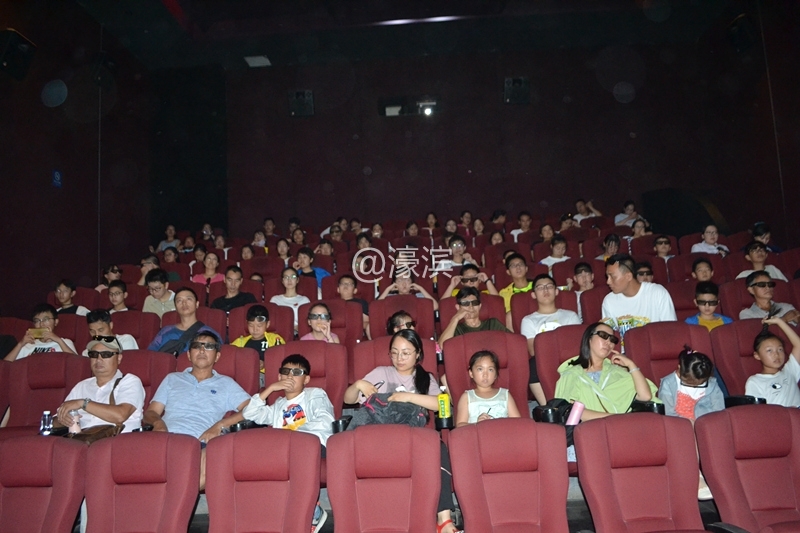 弘运社区：快乐观影 温情相伴1_副本.jpg